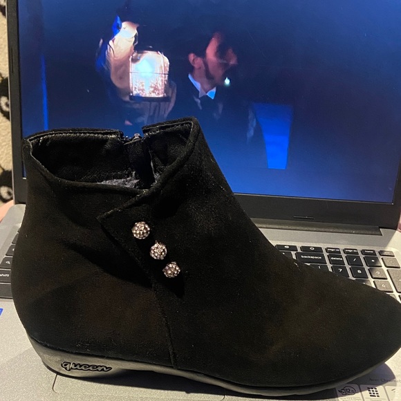 Suede Flat Ankle Booties Sz. 7 brand new - Picture 1 of 15